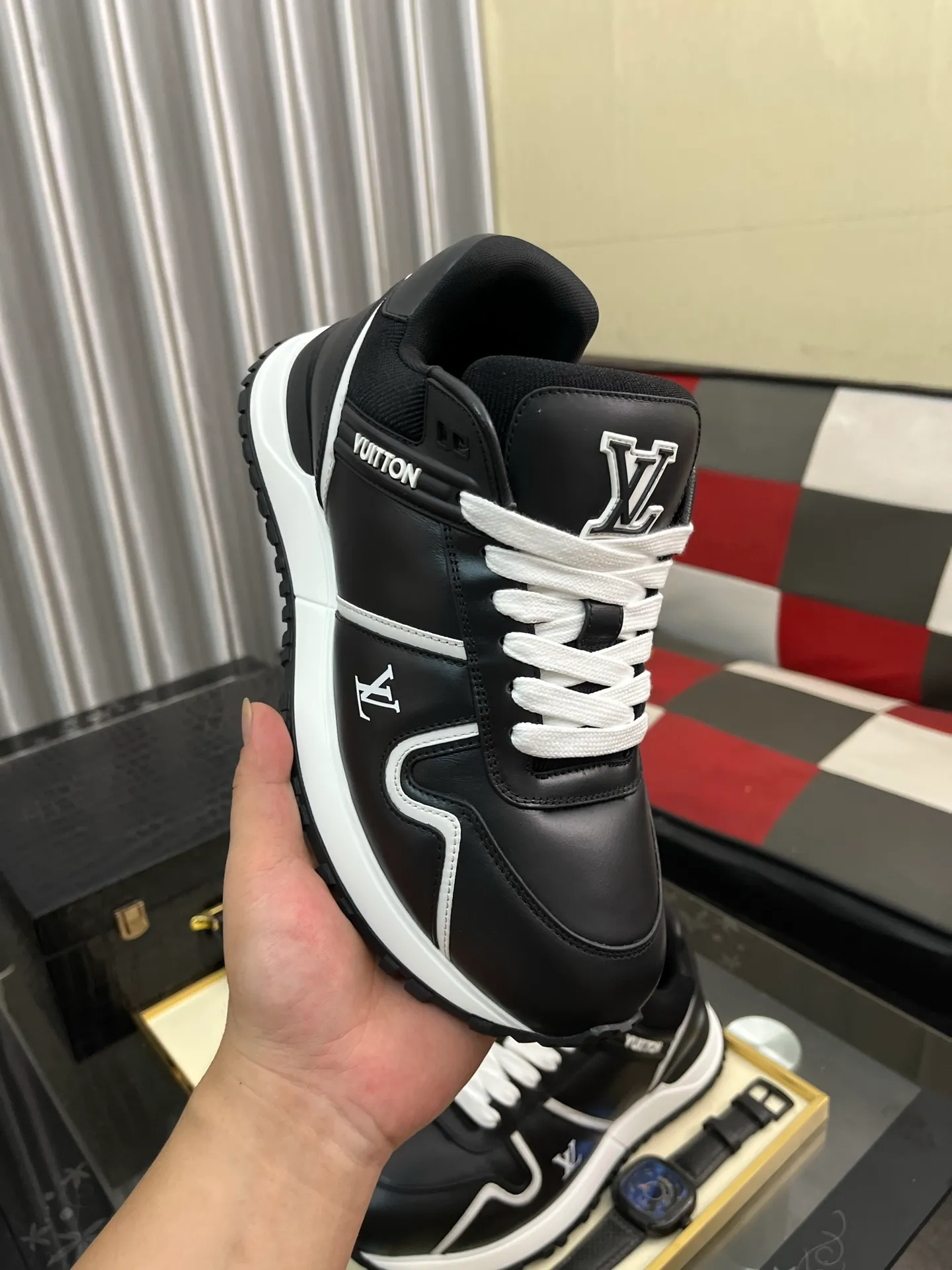 Men's Men's Shoes 💰760⌚️⌚️LV Classic men's sneakers are shipped. Lightweight thick-soled chubby bread shoes, super versatile and multiple styles are coming! This sneaker is made of smooth cowhide punching and grained cowhide stitching to create an elegant design. Grained cowhide is stitched with technical mesh, and smooth cowhide and grained cowhide are combined in multiple styles. The color is classic and versatile, and it can be easily integrated into various styles. The eye-catching LV letters are marked on the side of the shoe, the tongue is decorated with LV embroidered letter web logo, the brand logo is screen-printed on the heel, and the lightweight rubber outsole is embellished with Vuitton's personalized logo. The fabric-lined foot pads make your feet fashionable, handsome and versatile! Comes with full original packaging! Size: 35-46 (40 for women, 38.45.46 for men, customized)